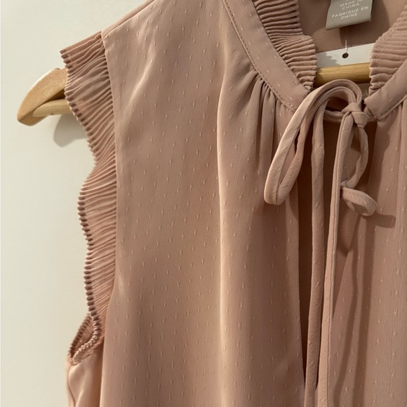 NWT H&M Rose Sleeveless Blouse Woman’s size 0 - Picture 2 of 5